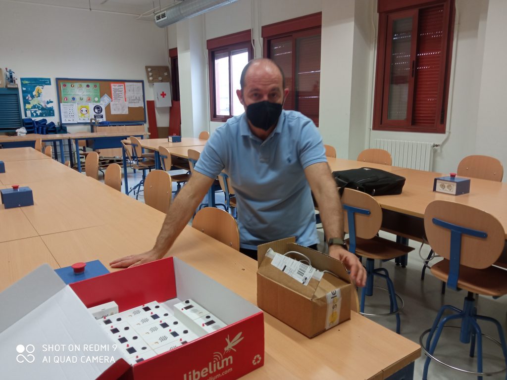 MEDIDORES de CO2 realizados por estudiantes de ESO de TECNOLOGÍA para su utilización en la aulas.