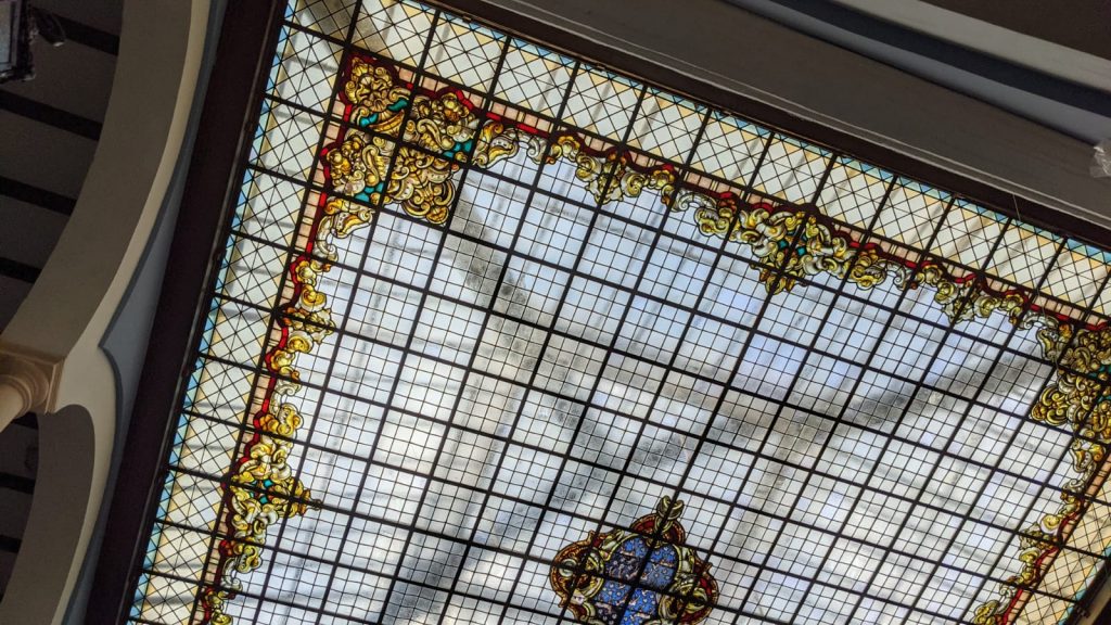 CONSERVACIÓN Y RESTAURACIÓN DE LA VIDRIERA ARTÍSTICA DEL PATIO DE CRISTALES DEL INSTITUTO-FUNDACIÓN AGUILAR Y ESLAVA