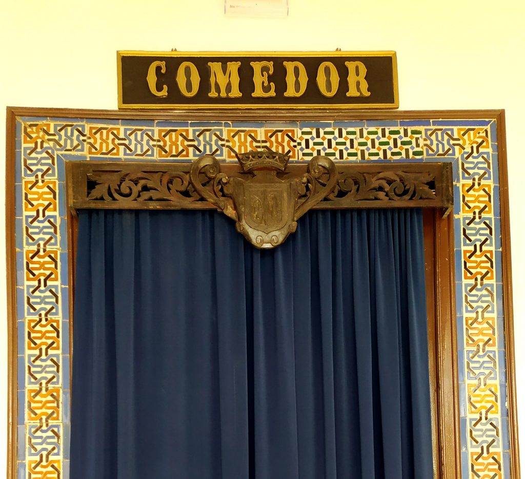 RECUPERACIÓN DE ANTIGUOS RÓTULOS DE DEPENDENCIAS DEL INSTITUTO-COLEGIO