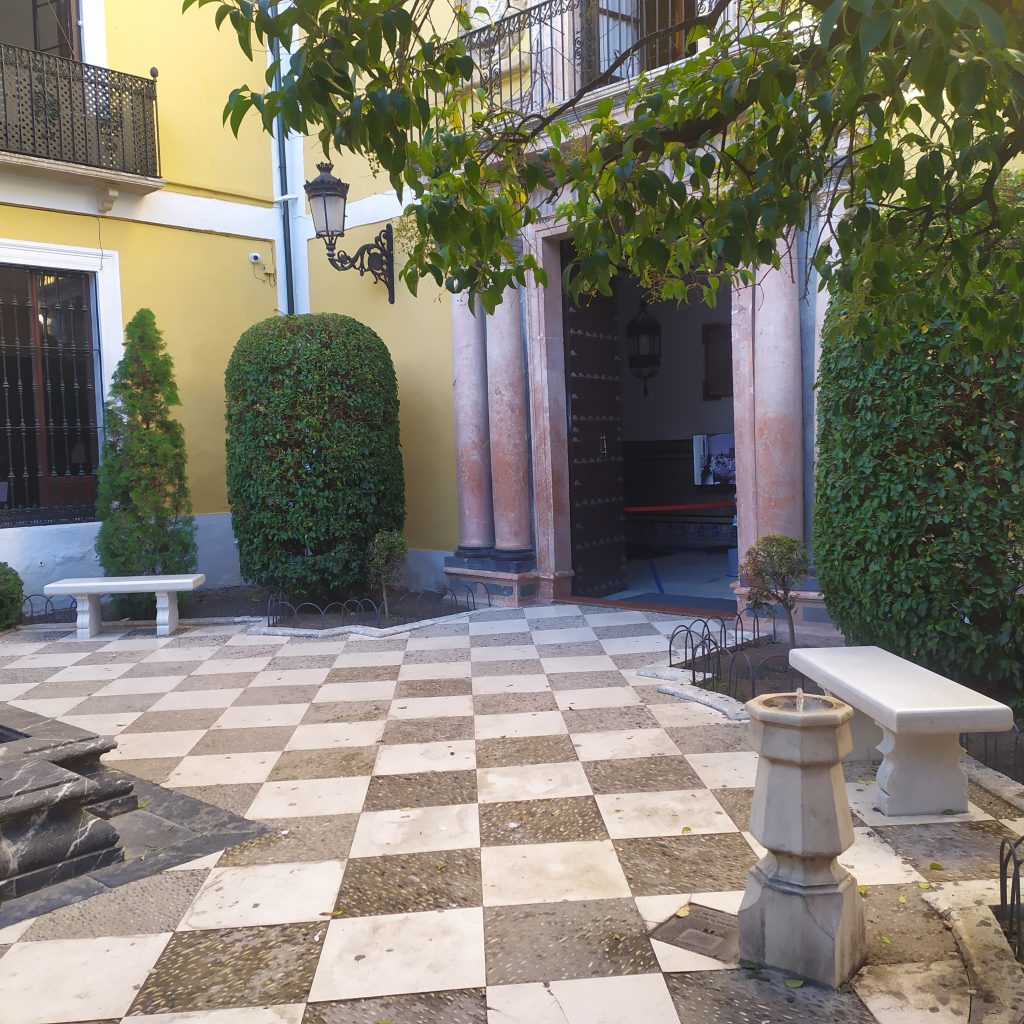 Cuidados de jardinería en la Plaza de Aguilar y Eslava