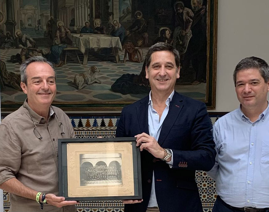 Donación de una fotografía histórica al instituto Aguilar y Eslava de Cabra