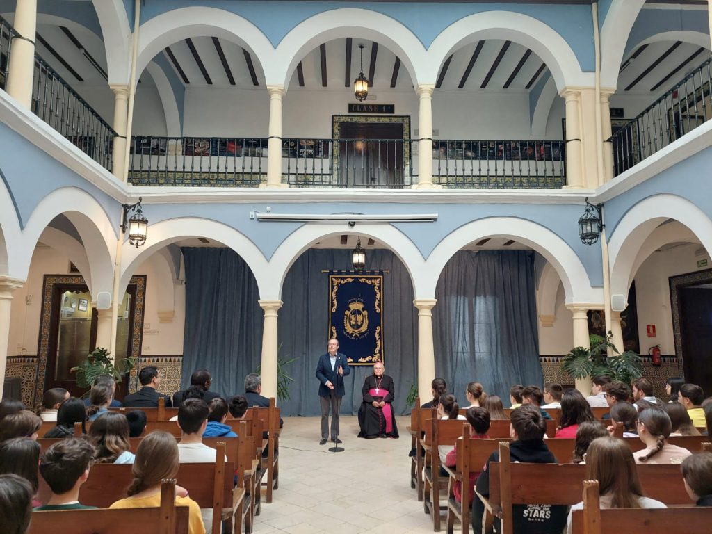 El obispo de Córdoba visita al alumnado de Religión del Instituto