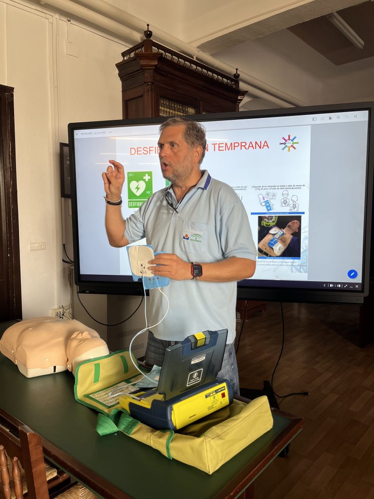Talleres sobre Primeros Auxilios y Reanimación Cardio Pulmonar (RCP).
