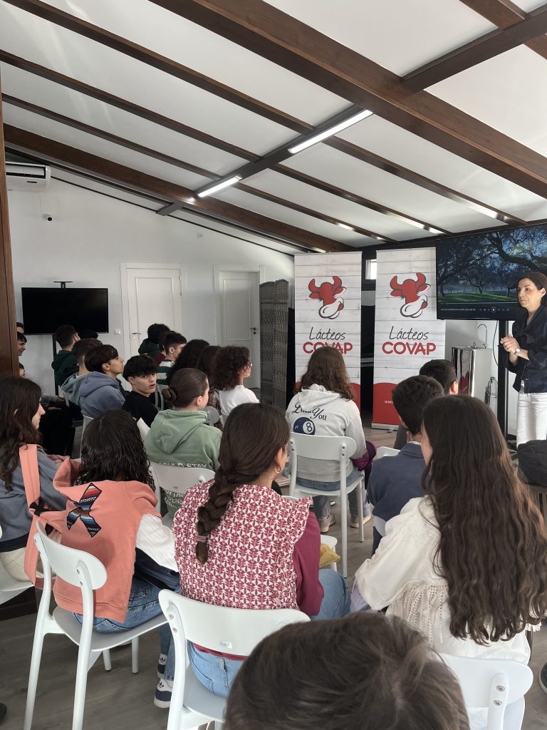 El alumnado del IES Aguilar y Eslava conoce la industria láctea de COVAP dentro del proyecto STEAM